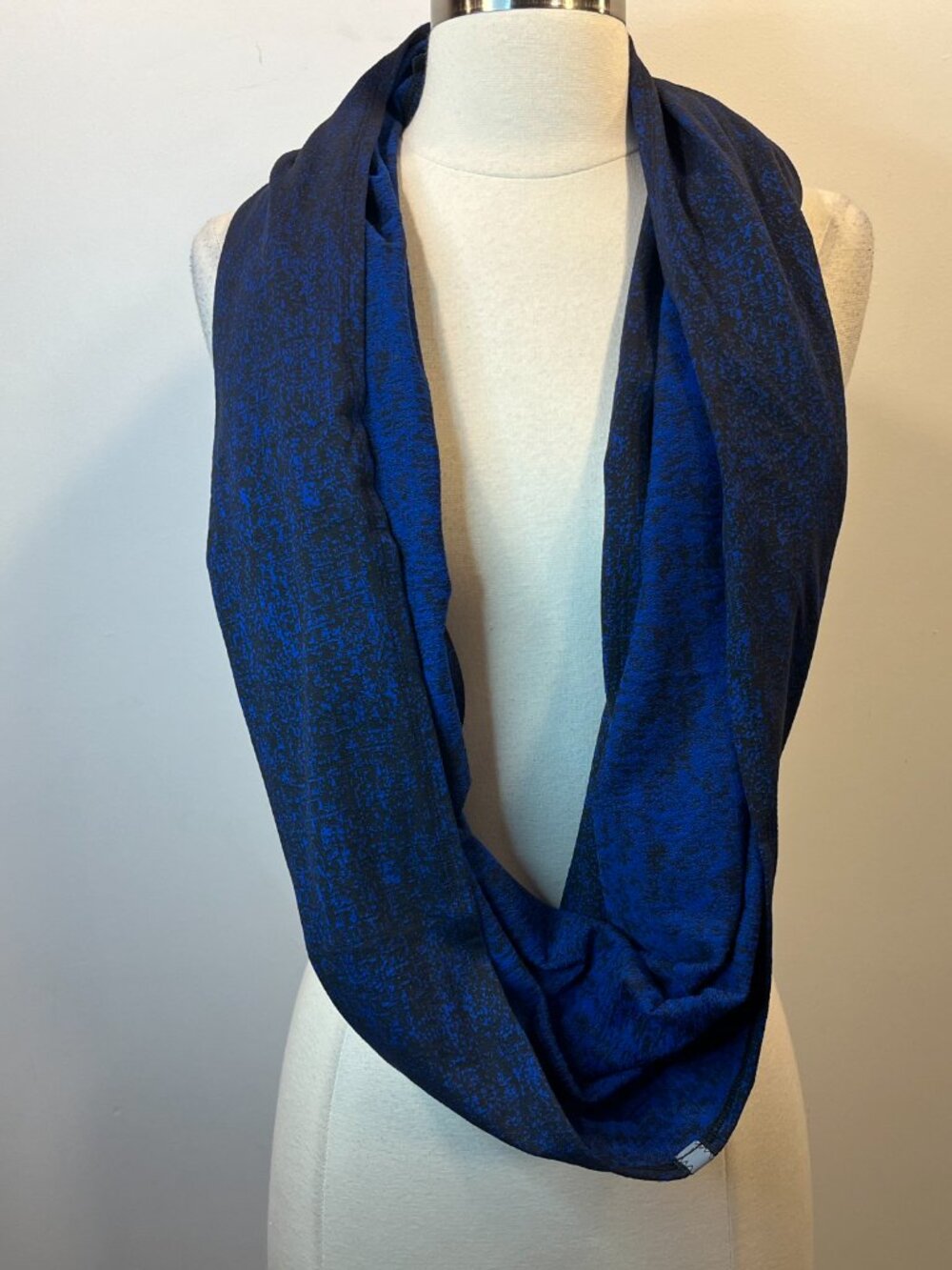 Lululemon Women's Blue and Black Textured Vinyasa infinity Scarf - Picture 4 of 5